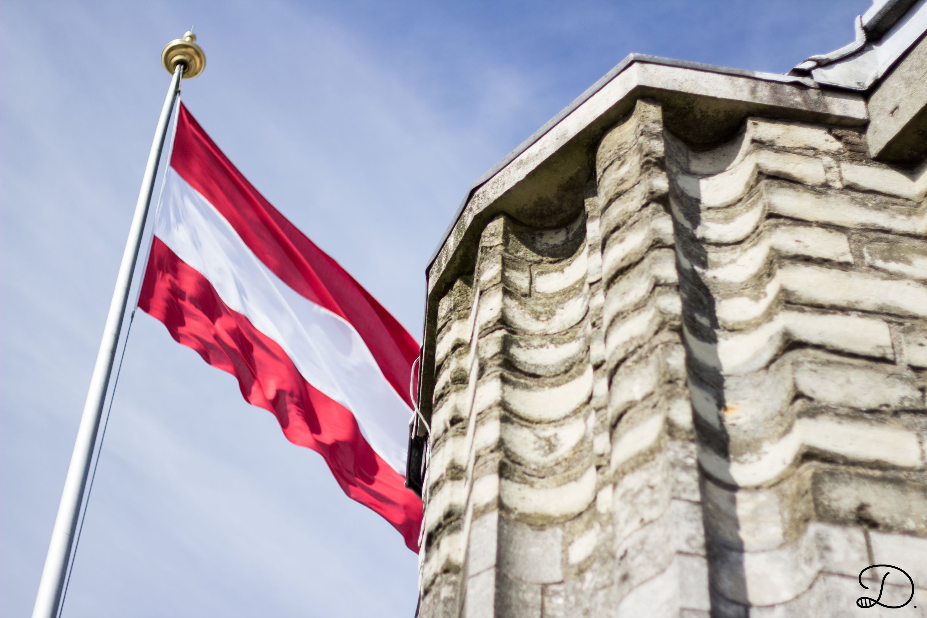 Sfeervolle kroonluchters en het topje van de Grote Kerk in Dordrecht
