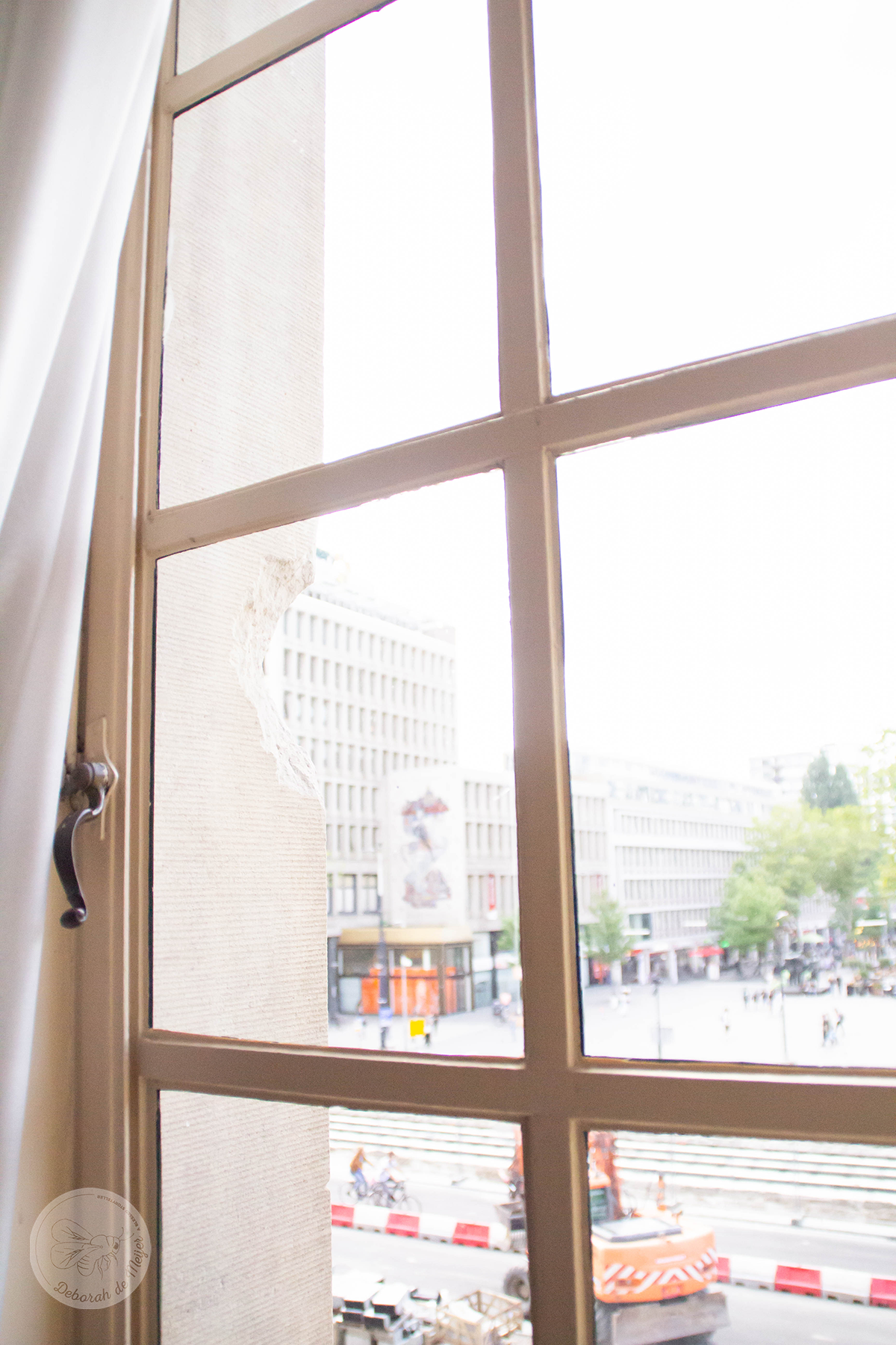 Hoe zijn er kogelgaten in de muur van het Stadhuis Rotterdam gekomen?