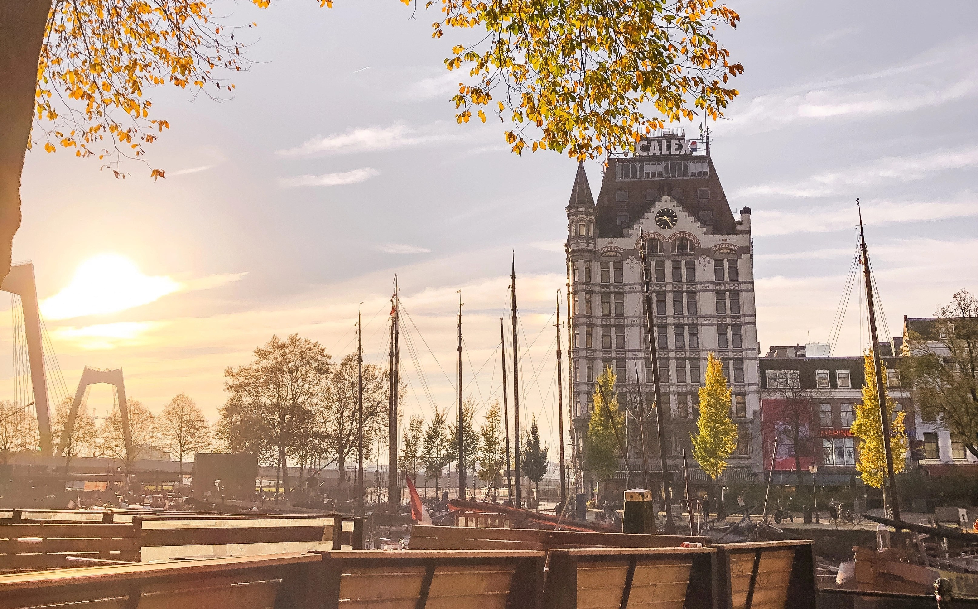 Het herfstige zonlicht bij de Oude Haven in Rotterdam zet me aan het denken